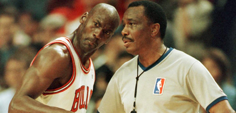 Jordan arguing the foul call with referee Hugh Hollins. Photo via Getty.